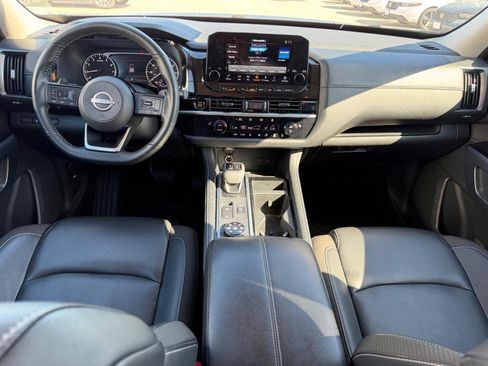 Used 2025 Nissan Pathfinder SL AWD/4WD image 12