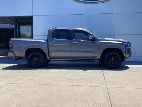 Used 2023 Nissan Frontier SV RWD image 3