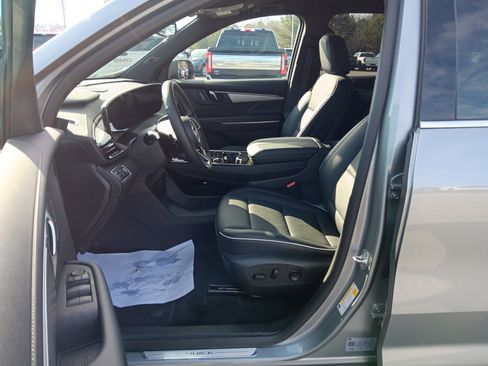 Used 2025 Buick Enclave Preferred image 7