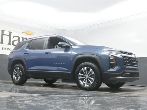 Used 2025 Chevrolet Equinox LT w/ Convenience Package II image 2