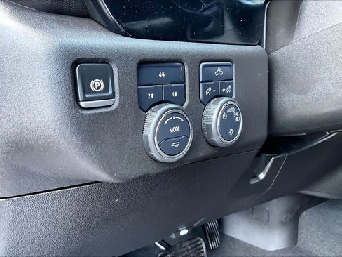 Used 2024 Chevrolet Silverado 2500 LT AWD/4WD image 32