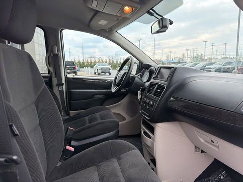 Used 2018 Dodge Grand Caravan SE w/ UConnect Hands-Free Group FWD image 26