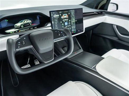 Used 2022 Tesla Model X Plaid image 21