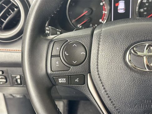 Used 2018 Toyota RAV4 SE image 17