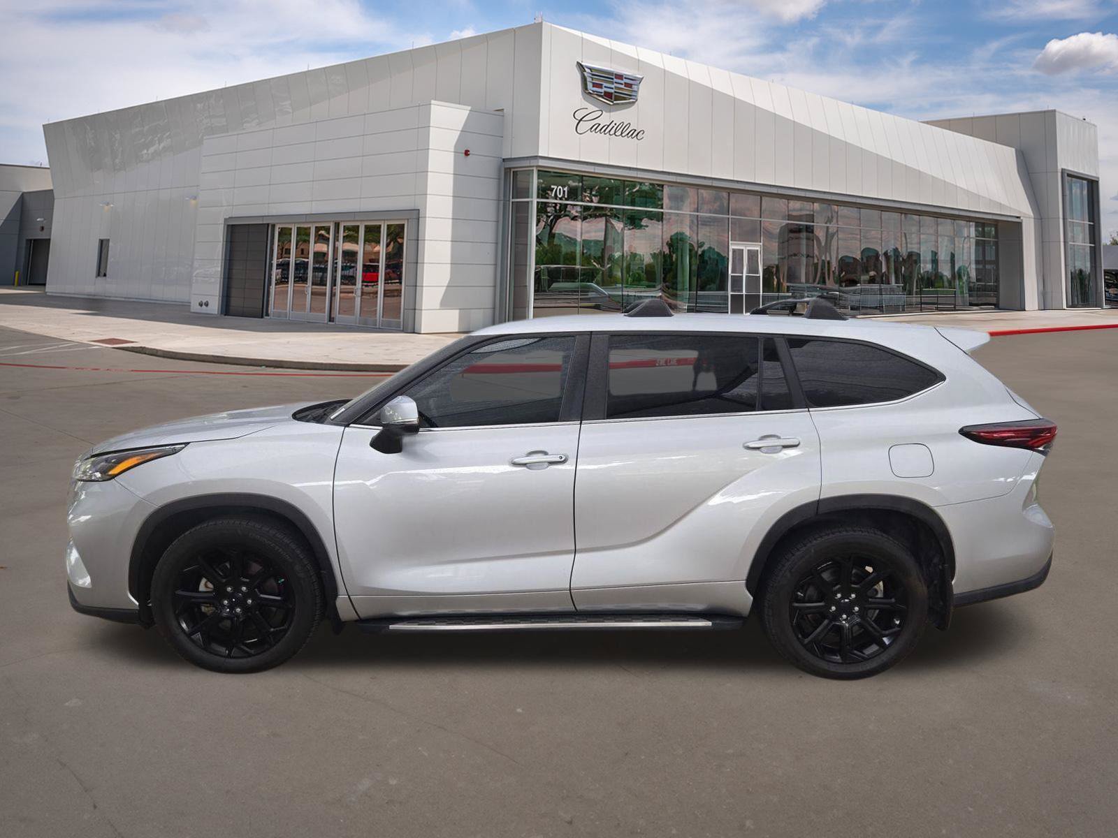Used 2024 Toyota Highlander LE AWD/4WD image 3