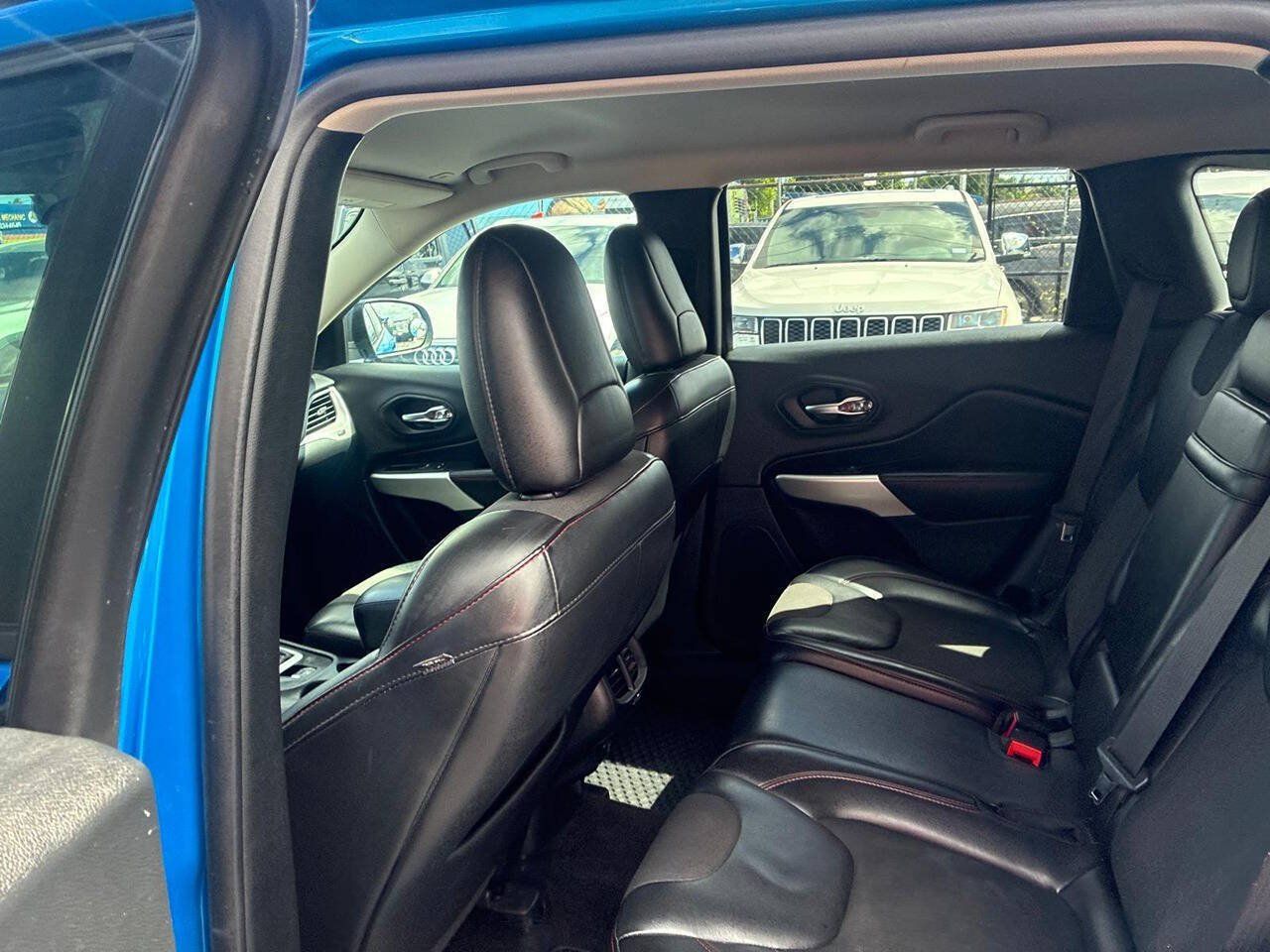 Used 2018 Jeep Cherokee Trailhawk AWD/4WD image 10