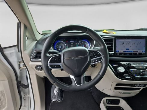 Used 2023 Chrysler Pacifica Touring-L FWD image 16