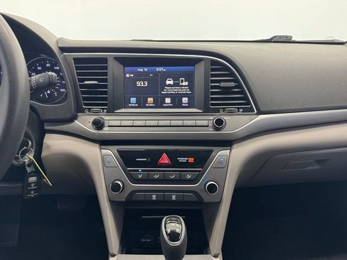 Used 2017 Hyundai Elantra SE FWD image 4