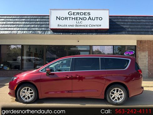 Used 2023 Chrysler Voyager LX FWD image 1