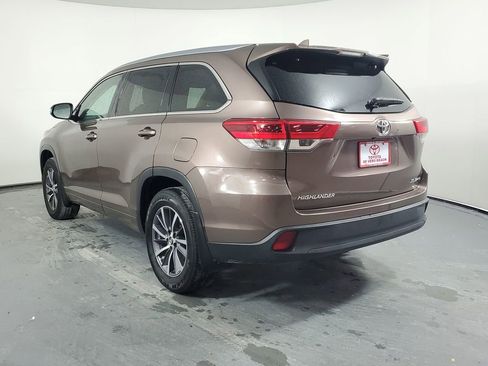 Certified 2017 Toyota Highlander XLE image 6