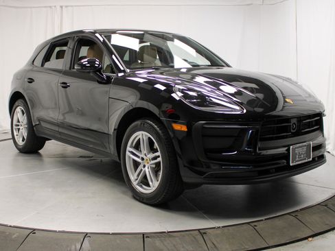 Certified 2025 Porsche Macan image 11