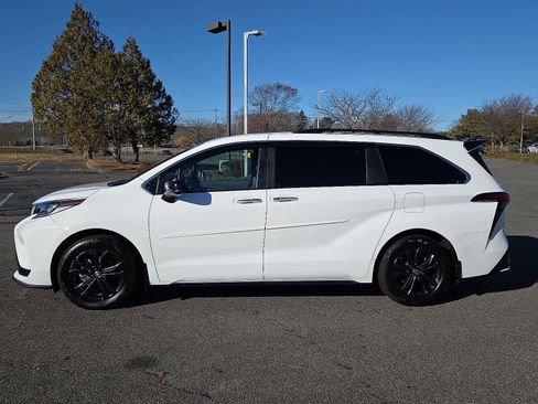 Certified 2024 Toyota Sienna XSE image 8