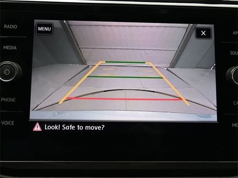 Used 2020 Volkswagen Tiguan SE w/ Panoramic Sunroof Package image 21