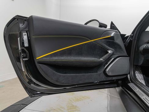 Certified 2025 Ferrari Roma Base image 18