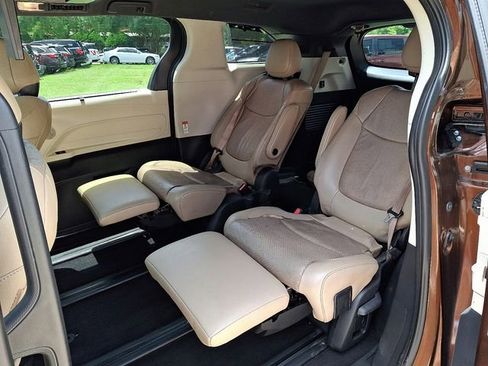 Used 2021 Toyota Sienna Limited image 15