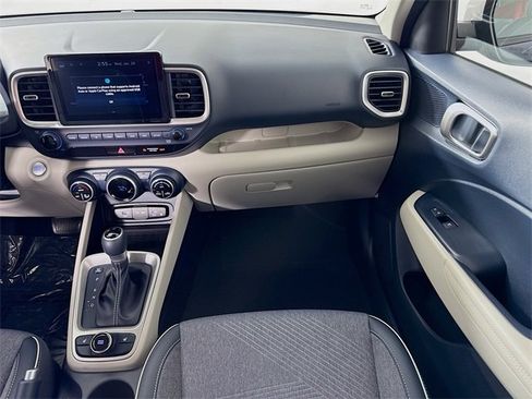 Certified 2024 Hyundai Venue Limited image 37