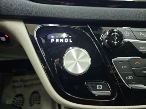 Used 2023 Chrysler Pacifica Touring-L image 16