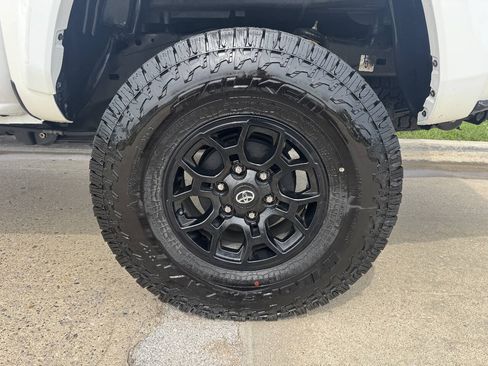 Used 2022 Toyota Tacoma SR5 AWD/4WD image 9