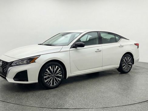 Used 2025 Nissan Altima 2.5 SV image 3