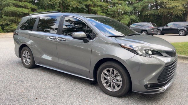 Used 2026 Toyota Sienna XLE FWD image 2