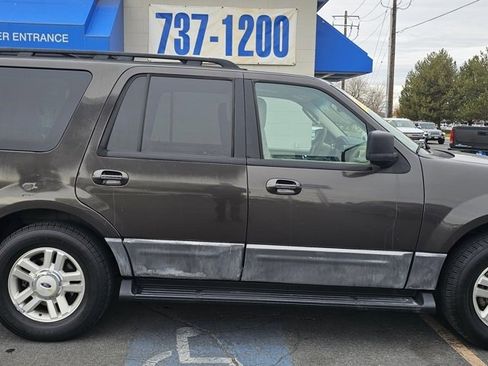 Used 2005 Ford Expedition XLT image 2