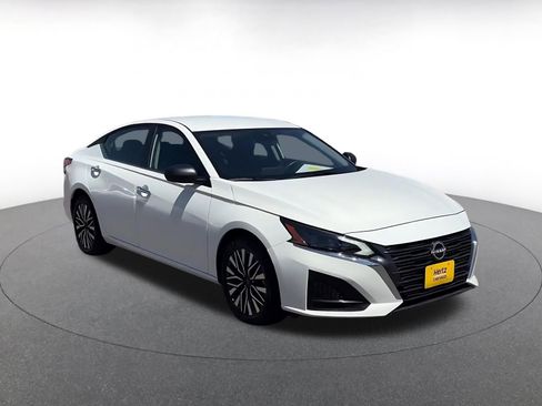 Used 2025 Nissan Altima 2.5 SV FWD image 2