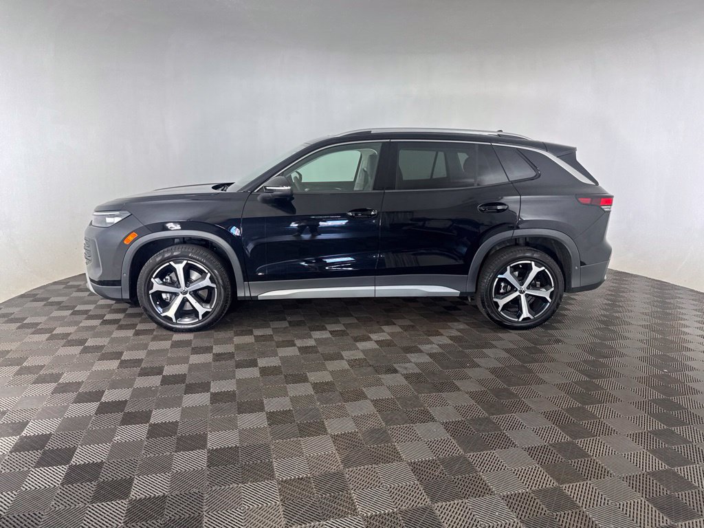 Used 2025 Volkswagen Tiguan SE AWD/4WD image 12