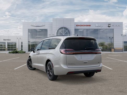 New 2026 Chrysler Pacifica Select image 4