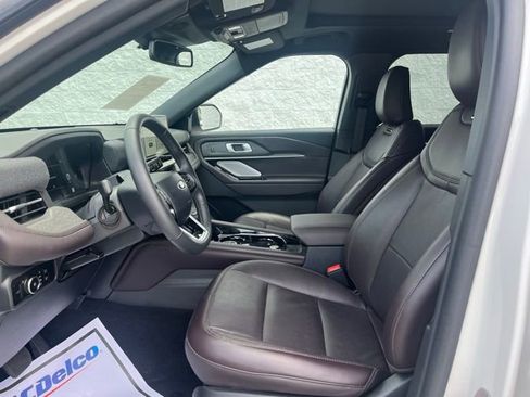 Certified 2025 Ford Explorer Platinum image 4