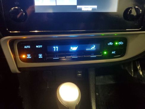 Used 2019 Toyota Corolla LE FWD image 19