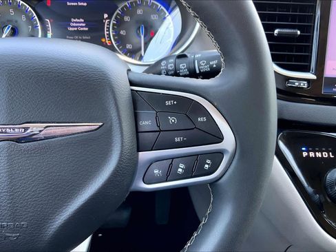 Used 2024 Chrysler Pacifica Touring-L FWD image 24
