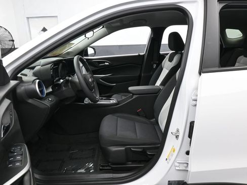 Used 2025 Chevrolet Trax LS FWD image 11