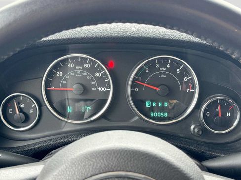 Used 2013 Jeep Wrangler Unlimited Sahara w/ Max Tow Pkg AWD/4WD image 32