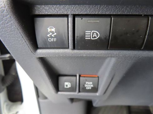 Used 2023 Toyota Sienna LE AWD/4WD image 18
