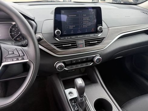 Used 2025 Nissan Altima 2.5 SV FWD image 19