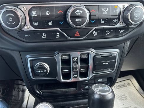 Used 2018 Jeep Wrangler Unlimited Sahara w/ Dual Top Group AWD/4WD image 23