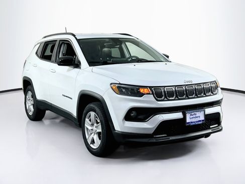 Used 2022 Jeep Compass Latitude AWD/4WD image 3