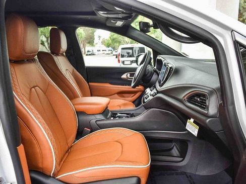 New 2026 Chrysler Pacifica Pinnacle w/ Trailer Tow Group image 16