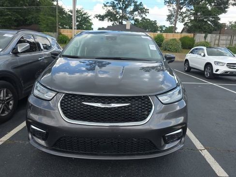 Used 2023 Chrysler Pacifica Touring-L FWD image 2