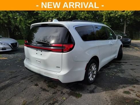 Used 2022 Chrysler Pacifica Touring-L AWD/4WD image 3