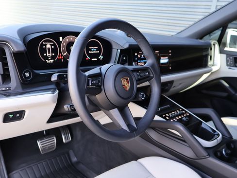 Used 2025 Porsche Cayenne S image 4