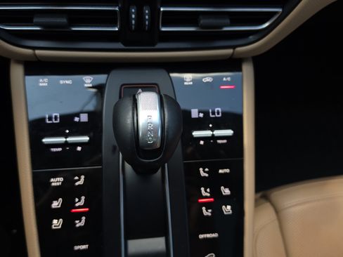 Used 2024 Porsche Macan AWD/4WD image 18