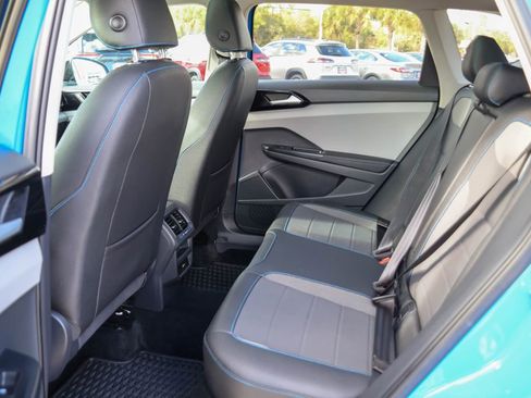 Used 2024 Volkswagen Taos SE image 7