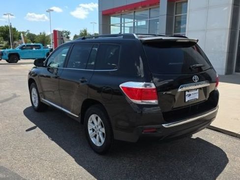 Used 2012 Toyota Highlander FWD w/ Tech Pkg image 3
