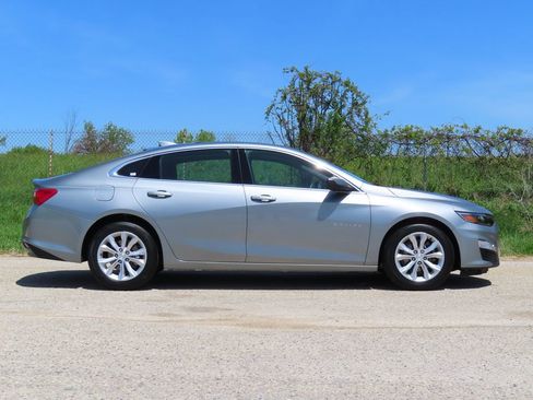 Used 2024 Chevrolet Malibu LT FWD image 2