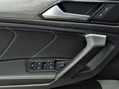Certified 2023 Volkswagen Tiguan SE FWD image 18