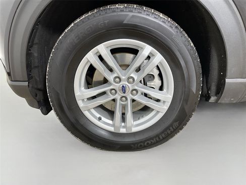 Used 2023 Ford Explorer XLT image 29