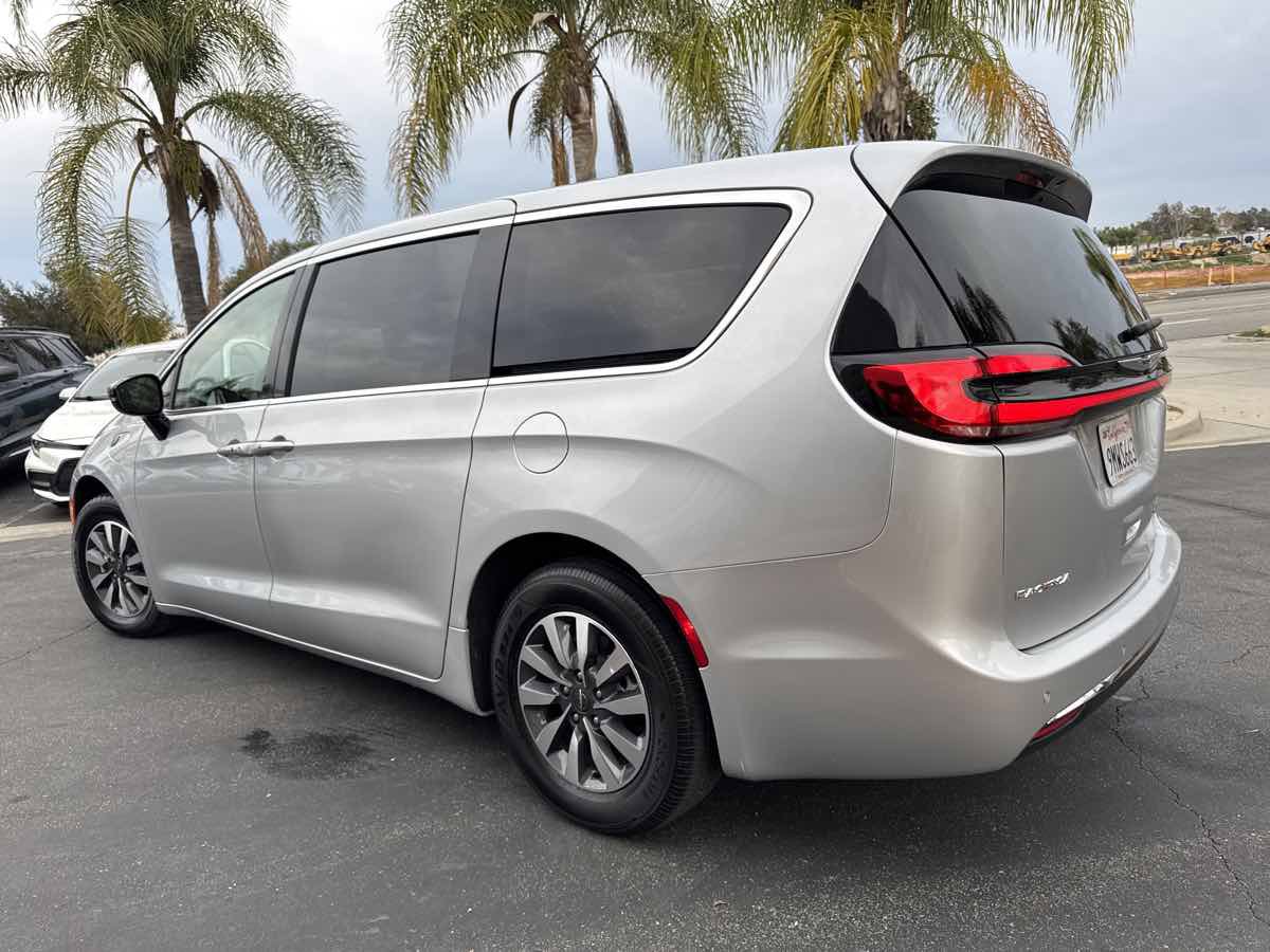 Used 2024 Chrysler Pacifica Limited FWD image 5