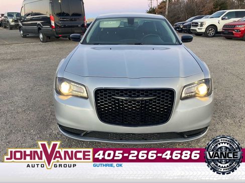 Used 2022 Chrysler 300 Touring w/ Sport Appearance Package image 10