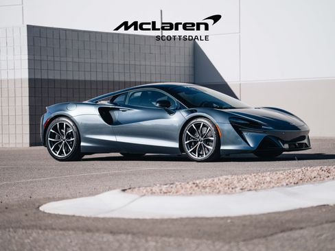 Used 2023 McLaren Artura RWD image 12